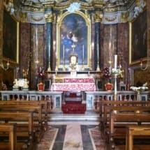 57 Gruppo scultoreo e rivestimento in marmi policromi. Roma – Chiesa di S. Giovanni Calibita